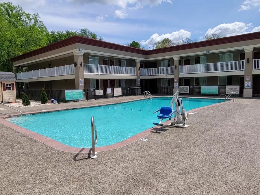 Red Roof Inn Bordentown – McGuire AFB Pool Image