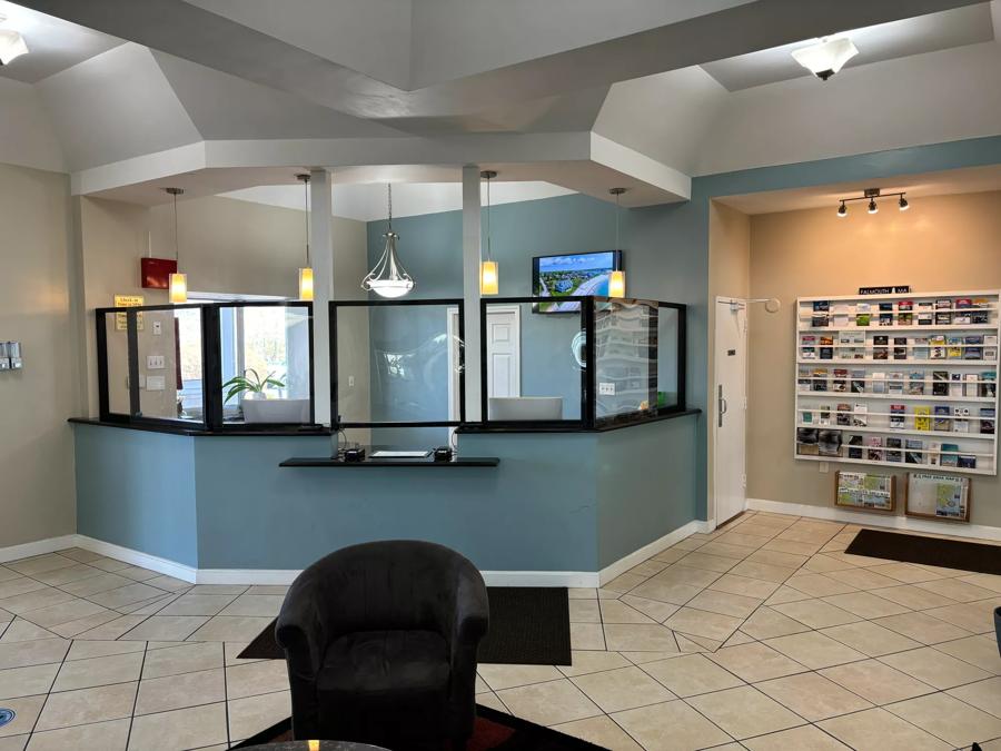 Admiralty Inn & Suites - a Red Collection Hotel Front Desk Image