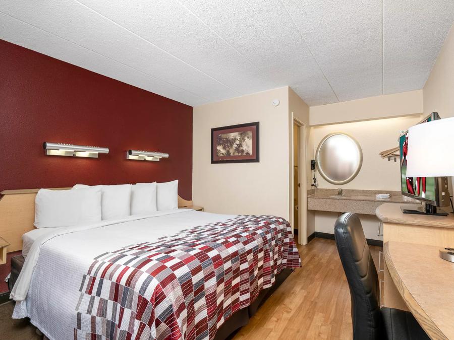 Red Roof Inn Indianapolis South Deluxe King Image