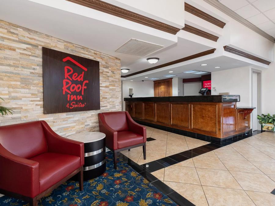 Red Roof Inn & Suites Macon Front Desk and Lobby Image