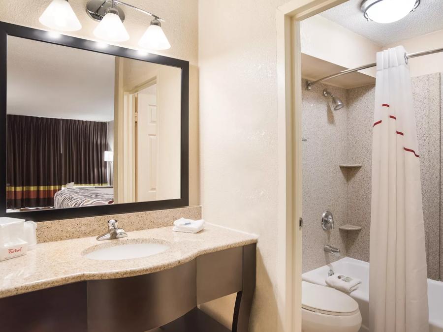 Red Roof Inn Baltimore South - Glen Burnie Superior King Room Non-Smoking Bathroom Image