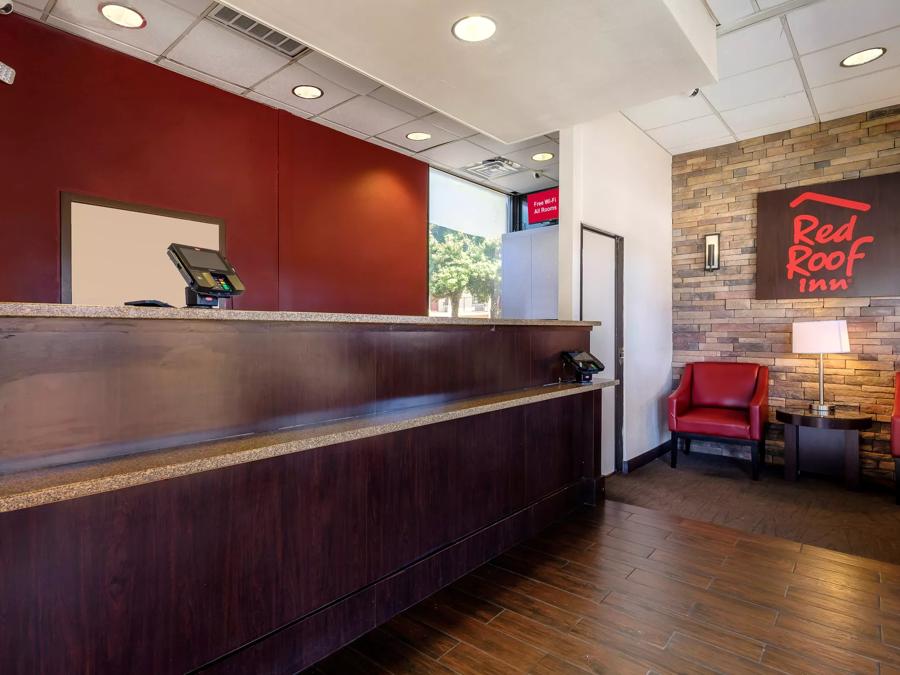 Red Roof Inn Atlanta – Suwanee/Mall of Georgia Front Desk Lobby Image