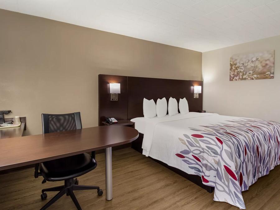 Red Roof Inn New Stanton Superior King Non-Smoking Image
