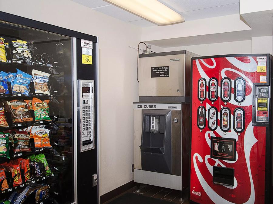 Red Roof Inn Philadelphia - Oxford Valley Vending Image