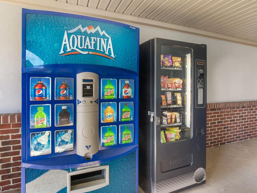 Red Roof Inn & Suites Athens, AL Vending Image