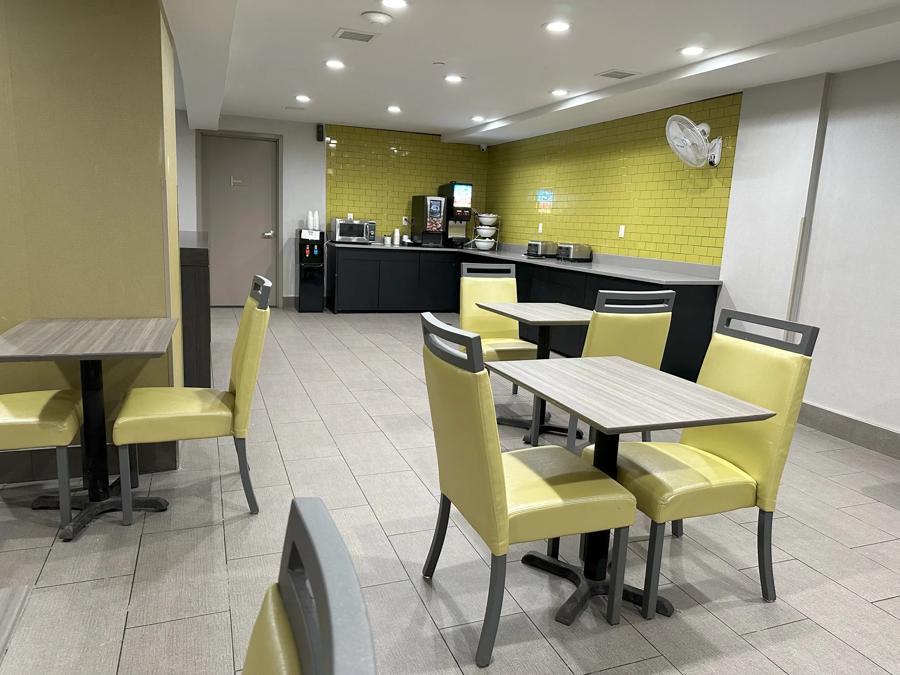 Red Roof PLUS+ Brooklyn - Flatbush Ave Breakfast Area
