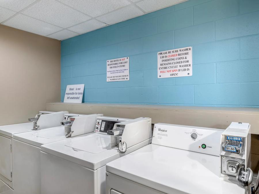 Red Roof Inn Doswell - Kings Dominion Laundry Room