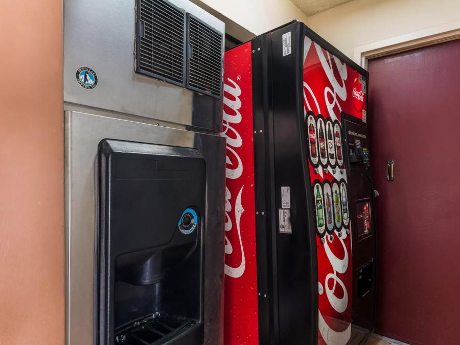 Red Roof Inn Texarkana Vending Image