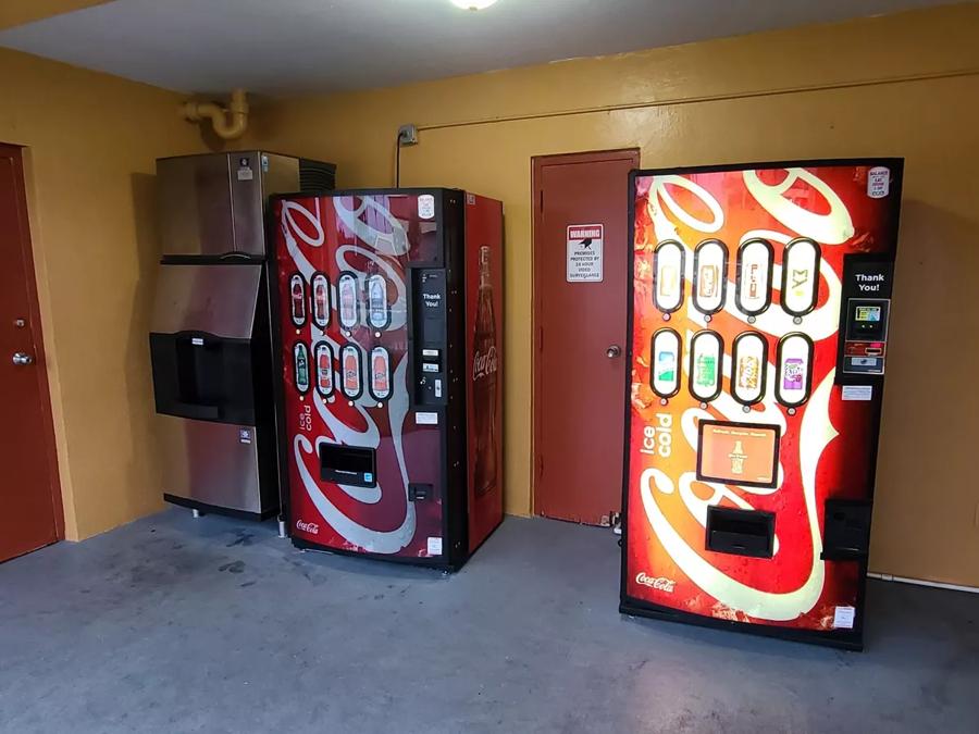 Red Roof Inn Tifton Vending Image