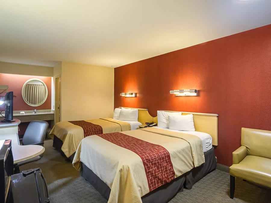 Red Roof Inn Indianapolis North - College Park Deluxe 2 Full Beds Image