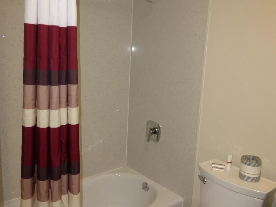 Red Roof Inn Hayward Superior King Non-Smoking Bathroom Image