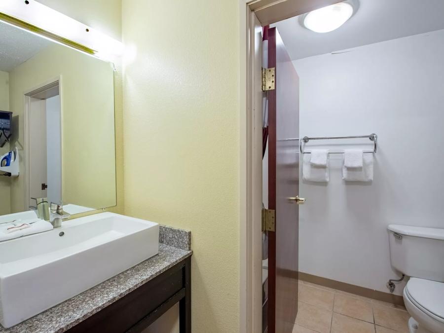 Red Roof Inn & Suites Indianapolis Airport Deluxe 2 Full Beds Non-Smoking Bathroom Image