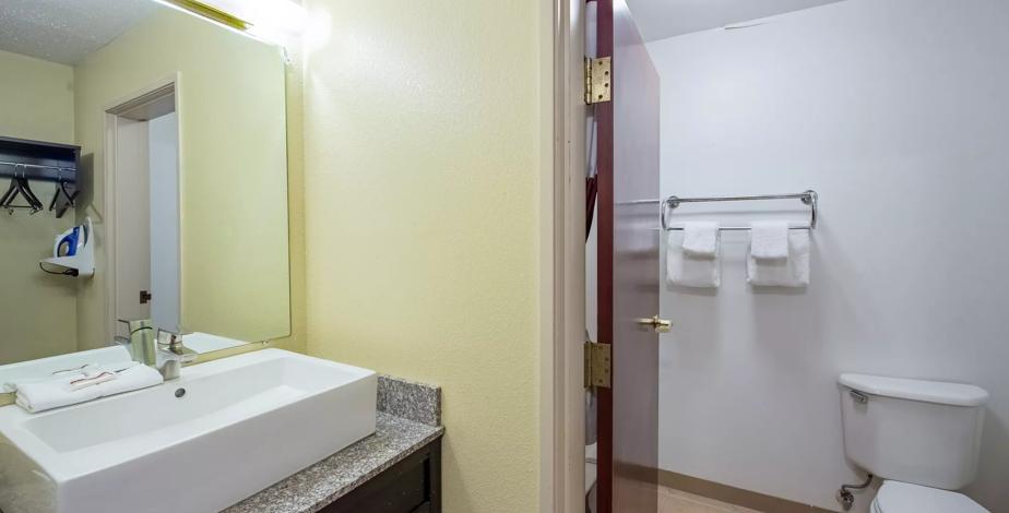 budget-pet-friendly-hotel-in-indianapolis-in-46241