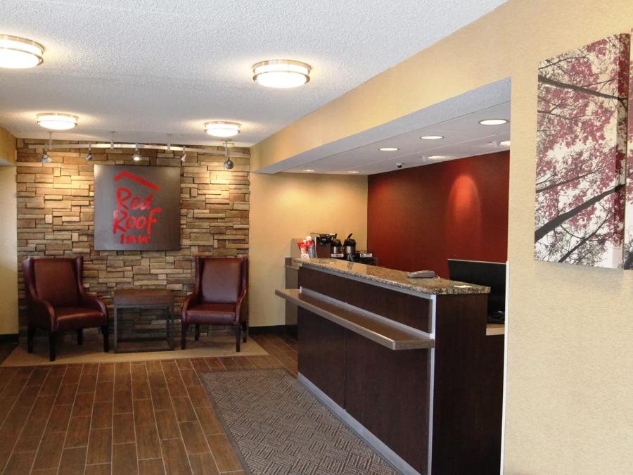 Red Roof Inn Albany Airport Front Desk and Lobby Image