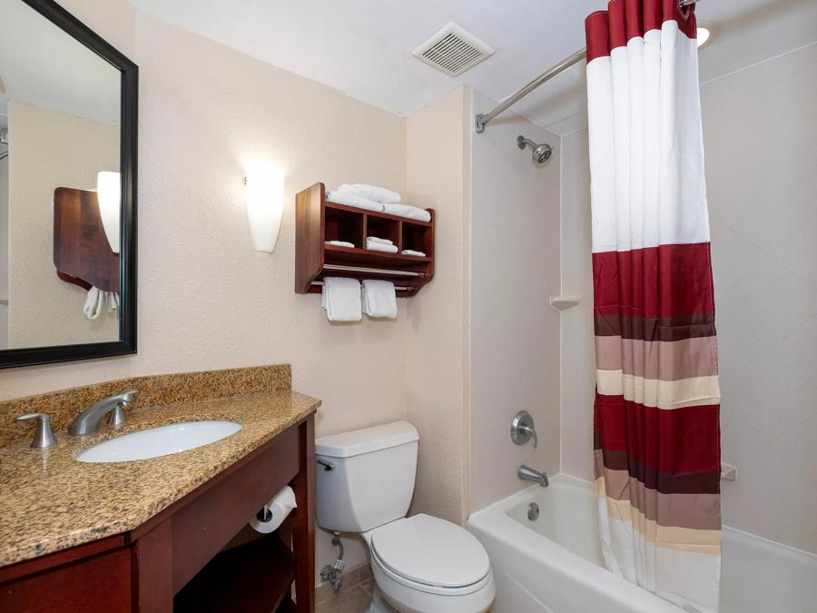 Red Roof Inn Meriden Superior King Room Smoke Free Bath Image