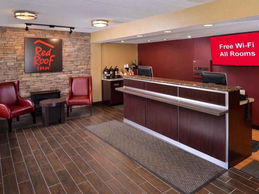 Red Roof Inn Milwaukee Airport Front Desk and Lobby Image
