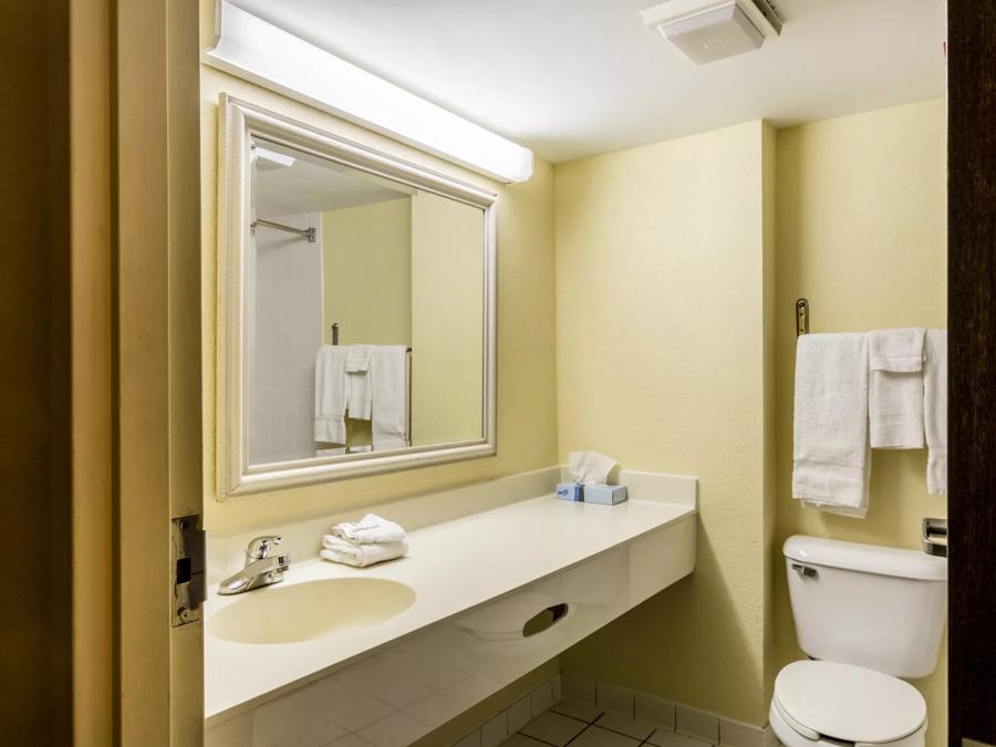 Red Roof Inn Morehead Superior King Non-Smoking Bathroom Image