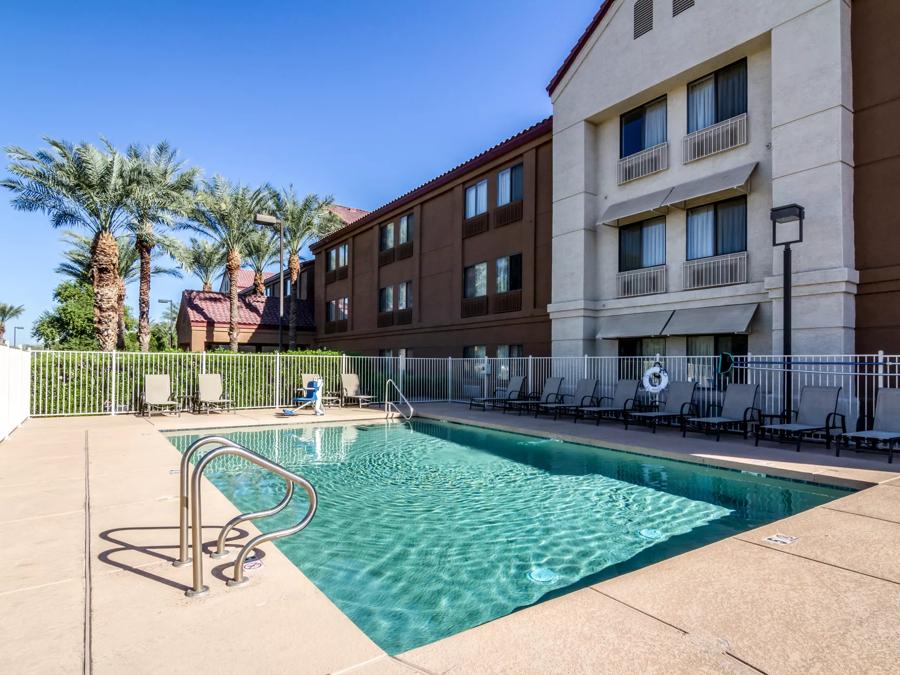 Red Roof PLUS+ Tempe - Phoenix Airport Outdoor Swimming Pool Image