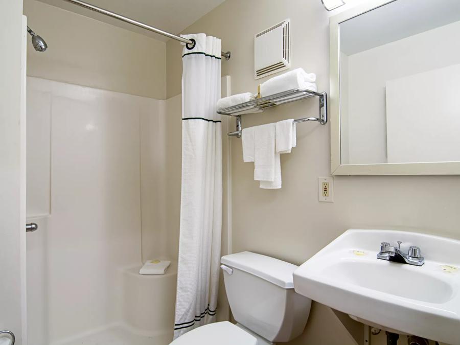 HomeTowne Studios Chicago - Waukegan Studio 2 Queen Bathroom Image