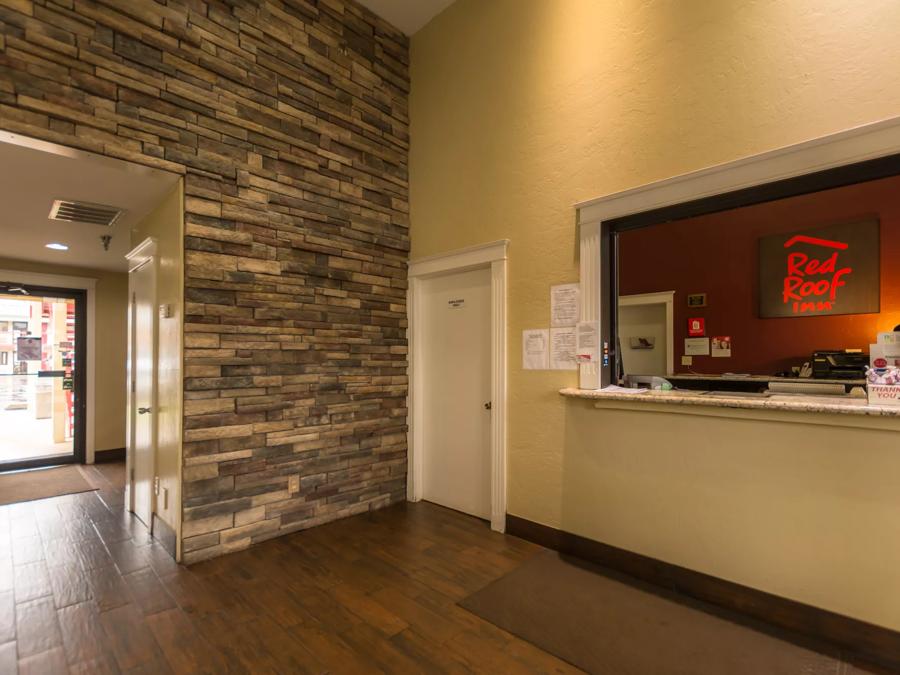 Red Roof Inn Oklahoma Airport - I-40 W/Fairgrounds Front Desk Image