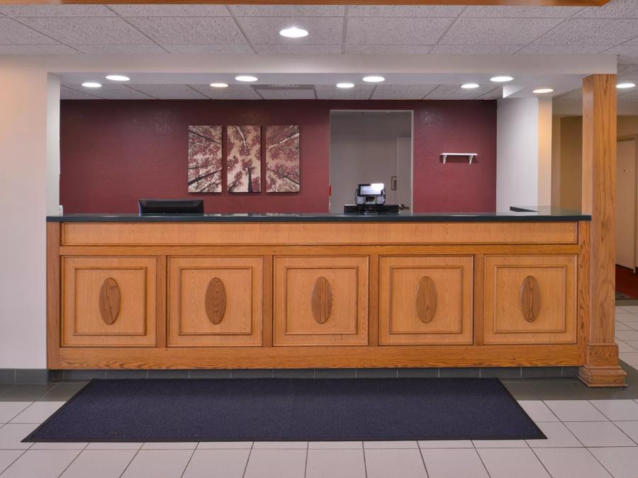 Red Roof Inn Clyde Front Desk Image