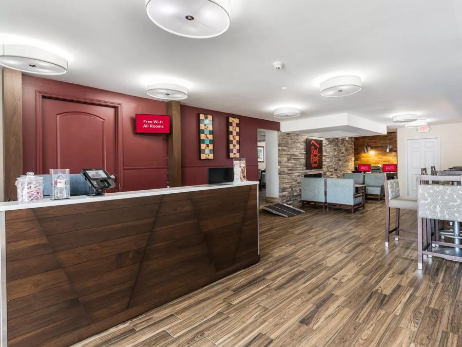 Red Roof Inn Morton Grove Front Desk and Lobby Image