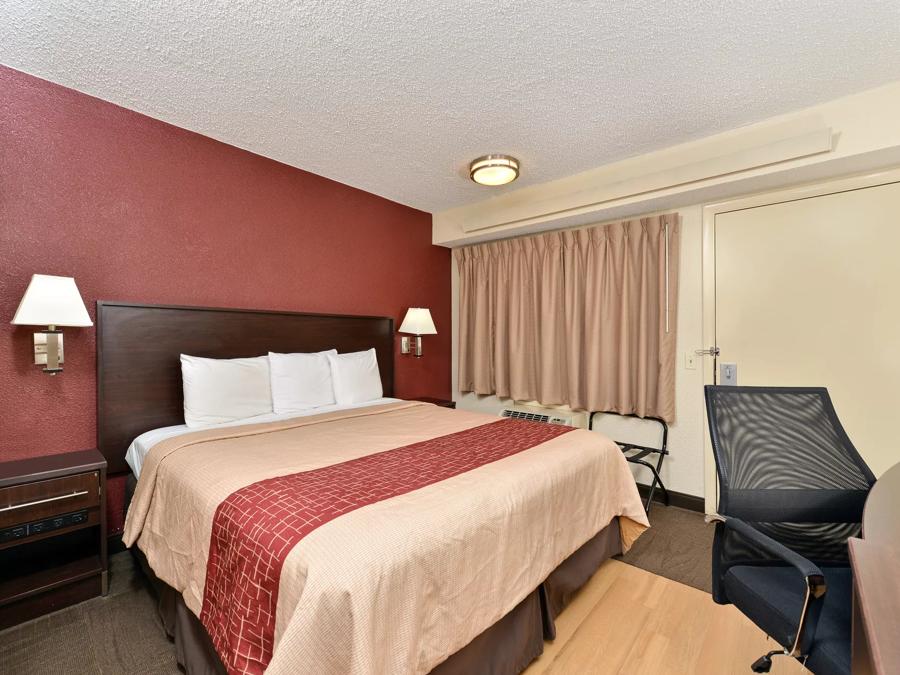 Red Roof Inn Benton Harbor - St Joseph Deluxe King Room Image