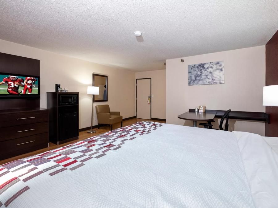 Red Roof Inn Norfolk - Portsmouth Superior King Room Non-Smoking Amenities Image