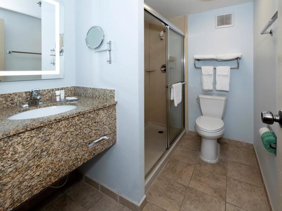 Red Roof Inn & Suites Wilmington - New Castle Suite 1 King Smoke Free Bathroom Image