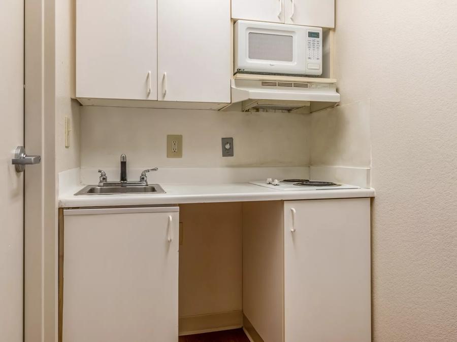 HomeTowne Studios Phoenix - West Kitchenette Image