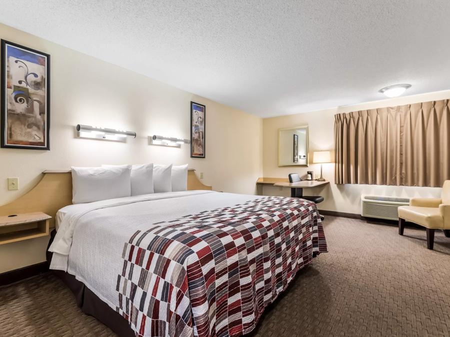Red Roof Inn Cleveland Airport-Middleburg Heights Superior King Smoke Free Image