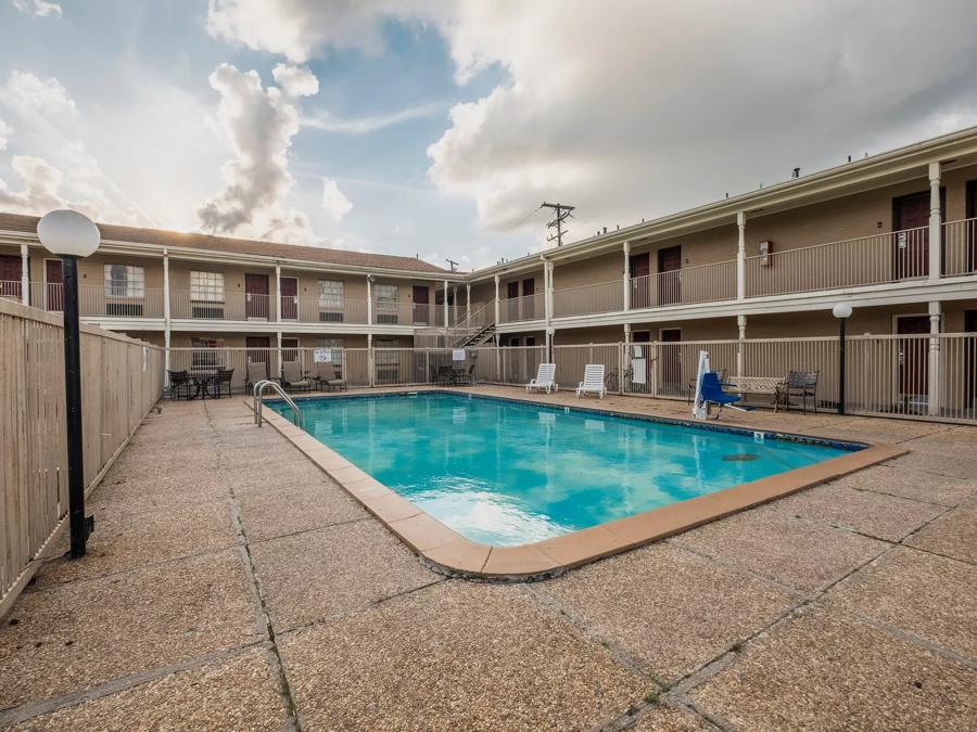 Red Roof Inn Morgan City Outdoor Swimming Pool Image