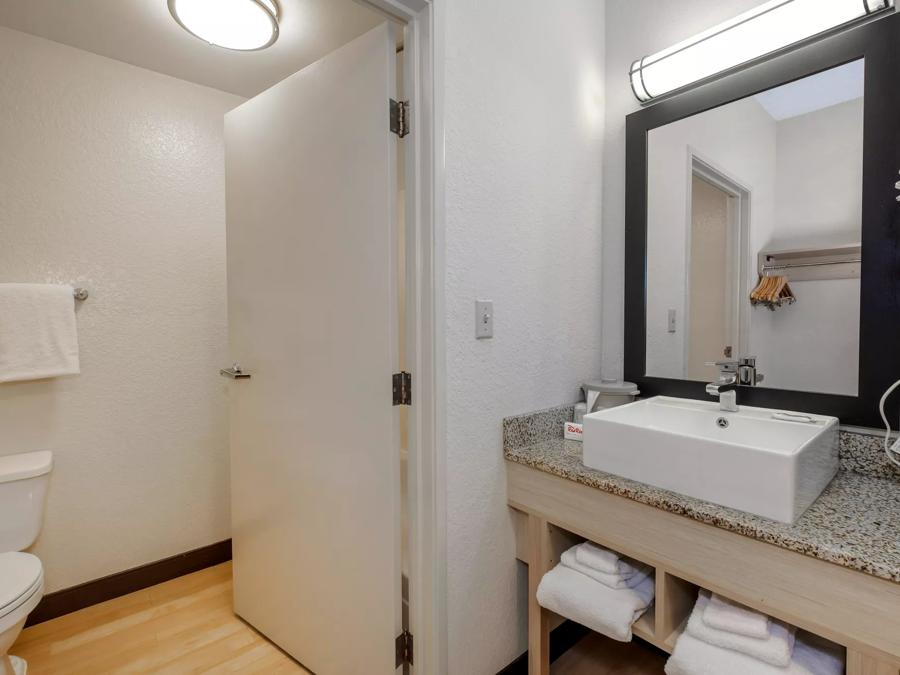 Suite King with 2 Rooms Smoke Free Bathroom Image