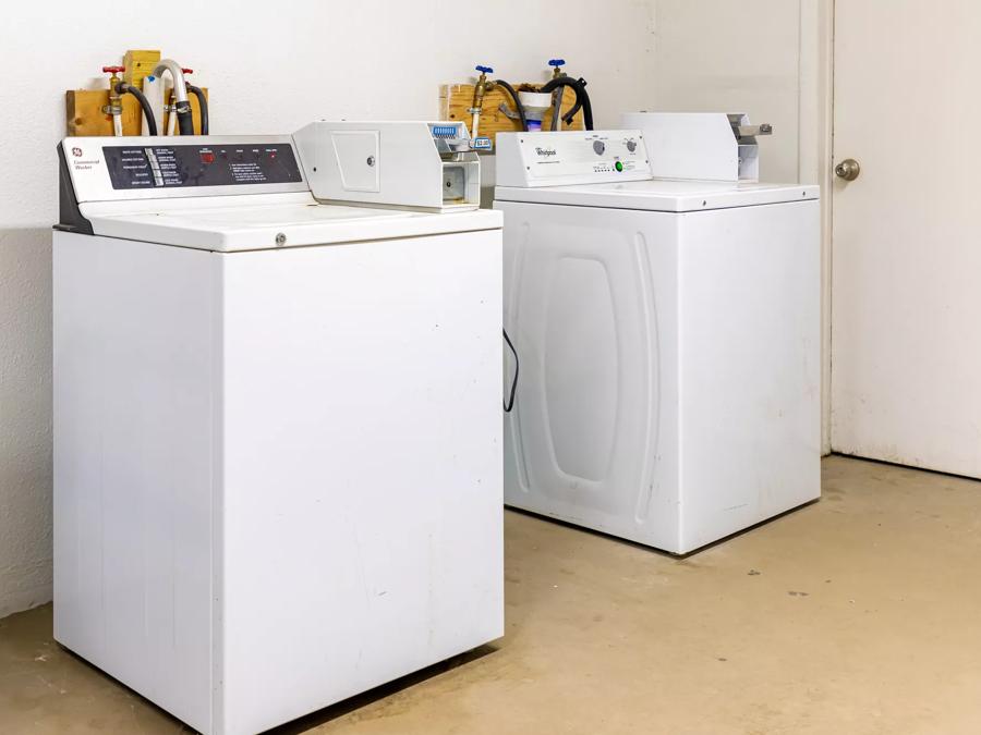 Red Roof Inn Savannah - Richmond Hill/ I-95 Guest Paid Laundry Image