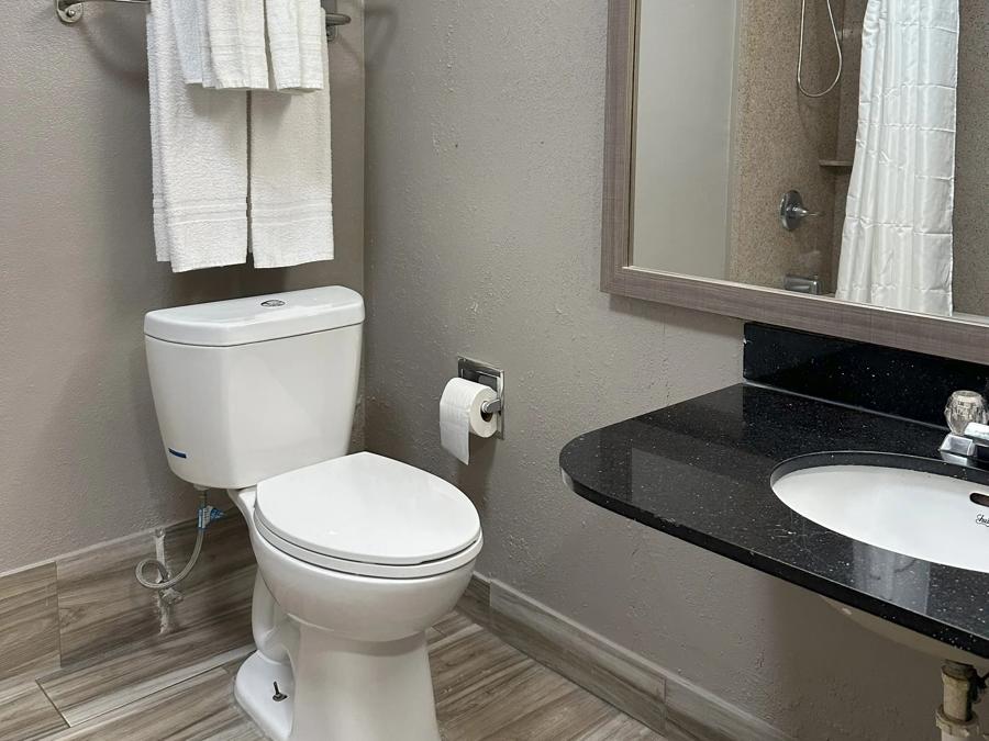 Red Roof Inn Richmond, VA Bathroom Image