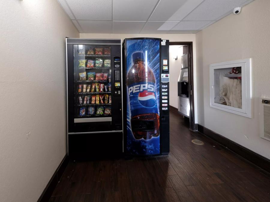 Red Roof Inn Culpeper Vending Image