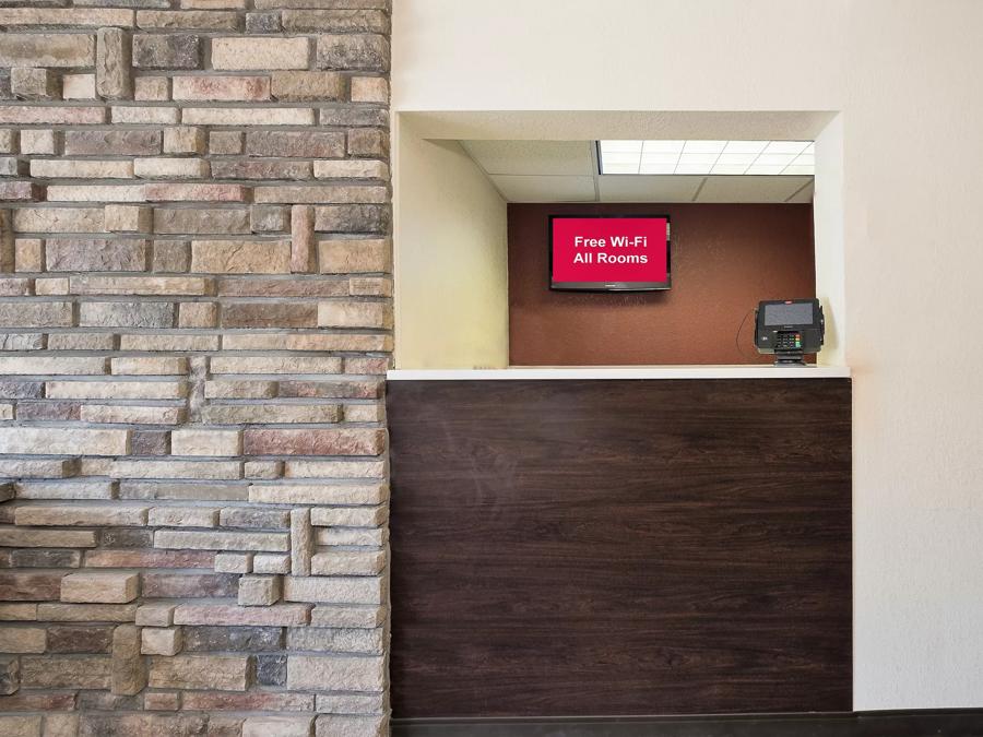 Red Roof Inn Cortland Front Desk Image