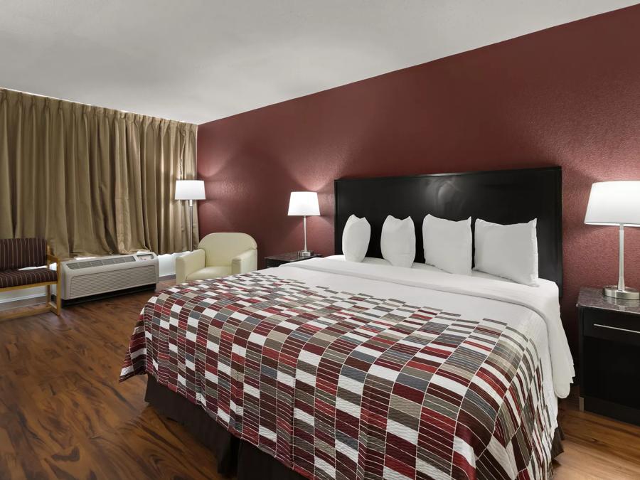 Red Roof Inn & Suites Cave City Single King Room Image