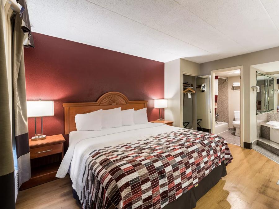 Red Roof Inn Morton Grove Single King Jetted Tub Room Image