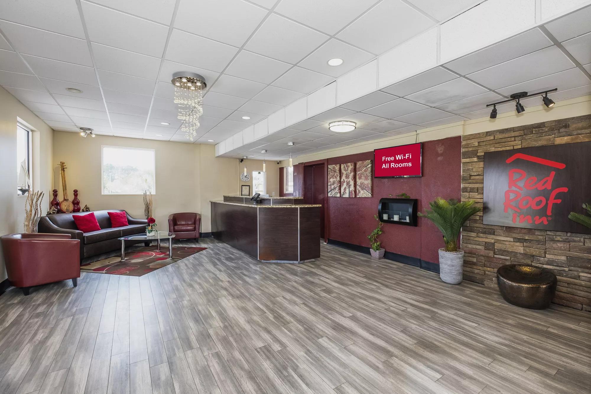 Red Roof Inn Walterboro Front Desk and Lobby Area Image