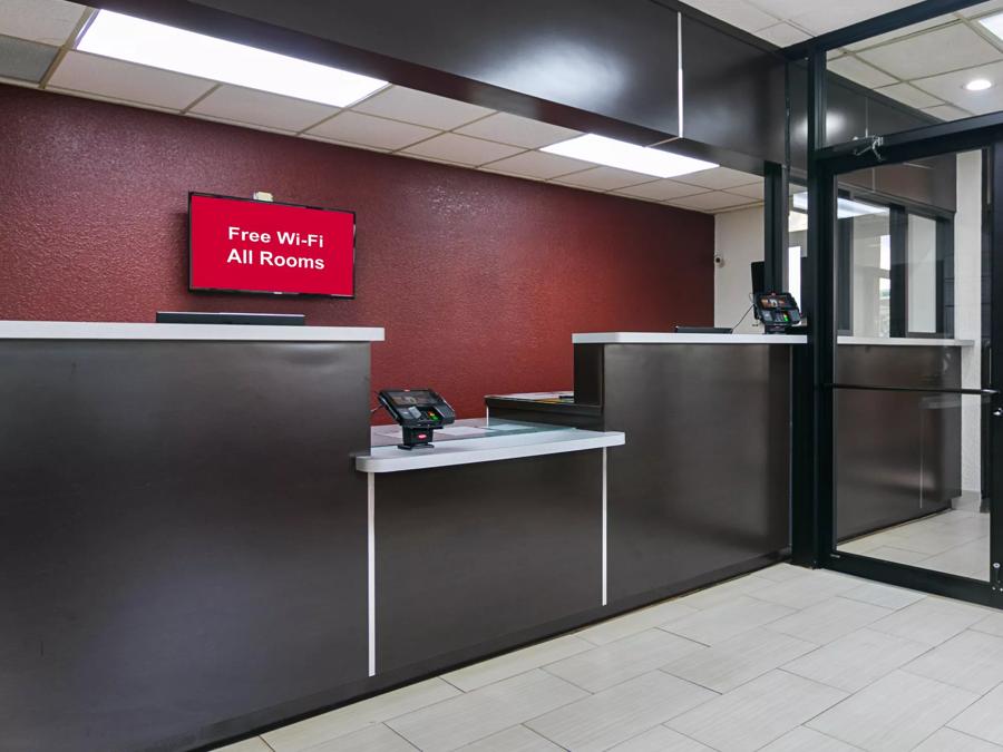 Red Roof Inn Forsyth Front Desk Area Image