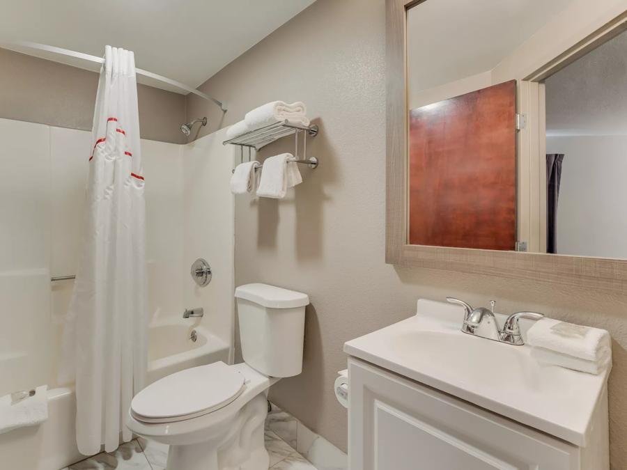 Red Roof Inn & Suites Newport - Middletown, RI Suite King Non-Smoking Bathroom Image