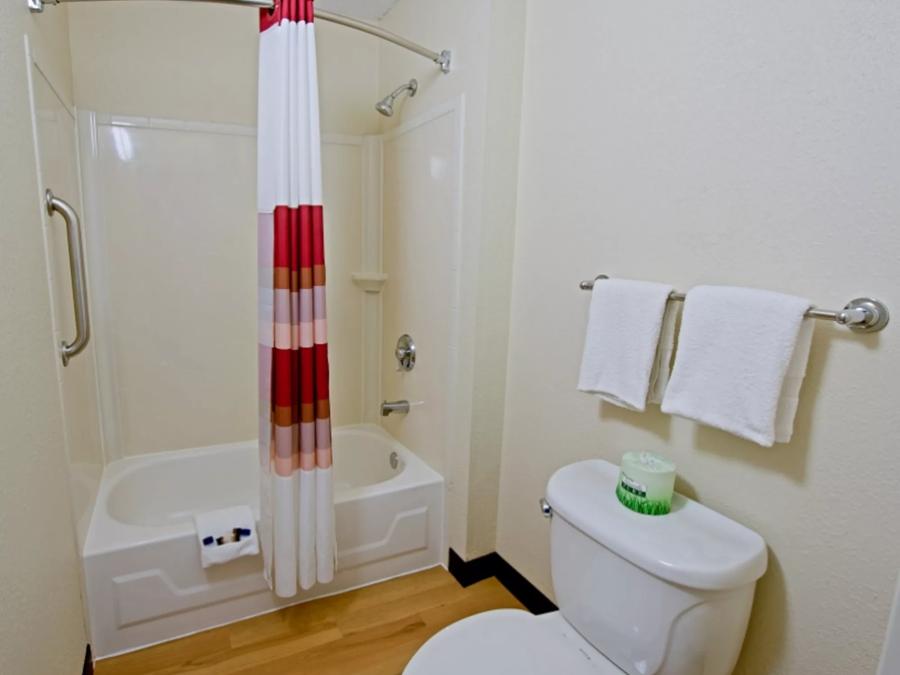 Red Roof Inn Erie - I-90 Superior King Smoke Free Bathroom Image