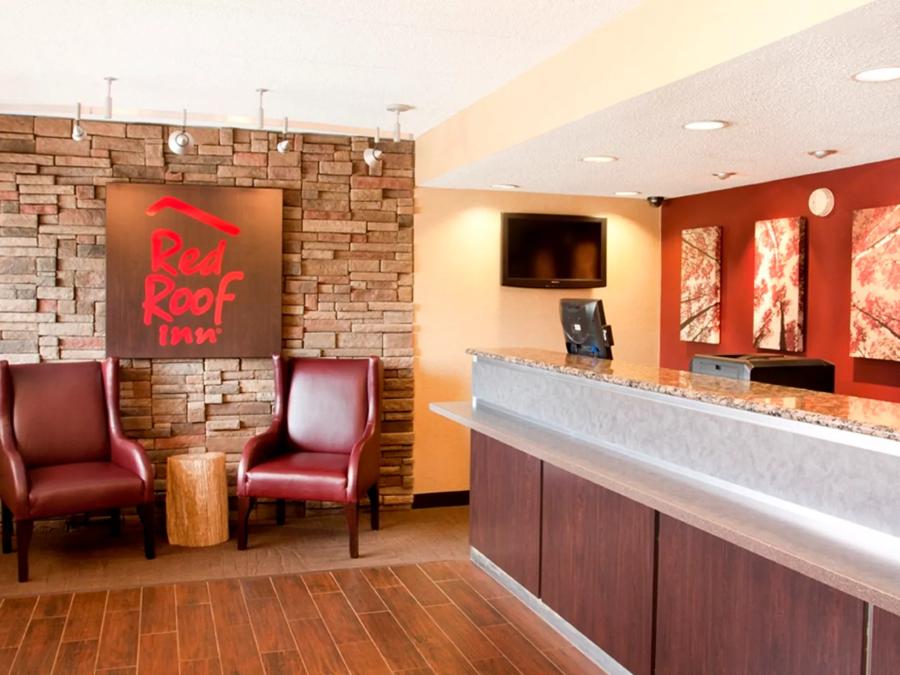 Red Roof Inn Rochester - Henrietta Front Desk and Lobby Image