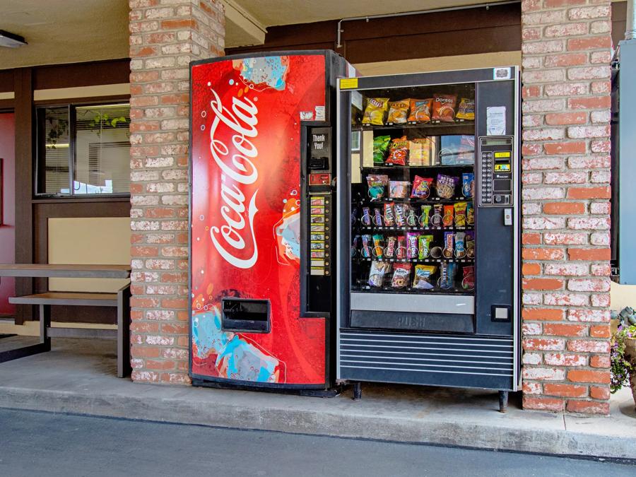 Red Roof Inn & Suites Monterey Suite Vending Image