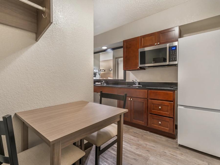 RRI231_NS Deluxe 1King with Kitchenette 1 PRO Approved 10-31-25_ND1KK_1 Image