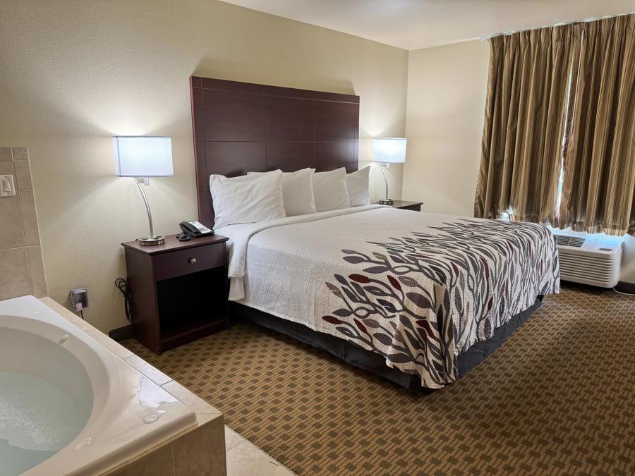 Red Roof Inn Charlestown Superior King Jetted Tub