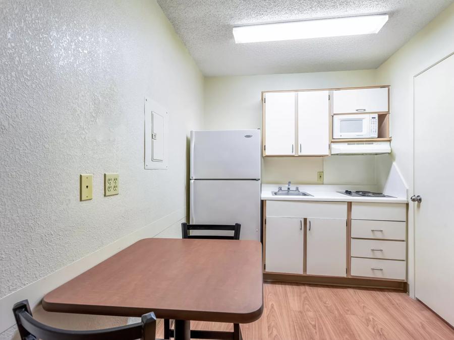 HomeTowne Studios Dallas - North Addison/Tollway Kitchenette Image