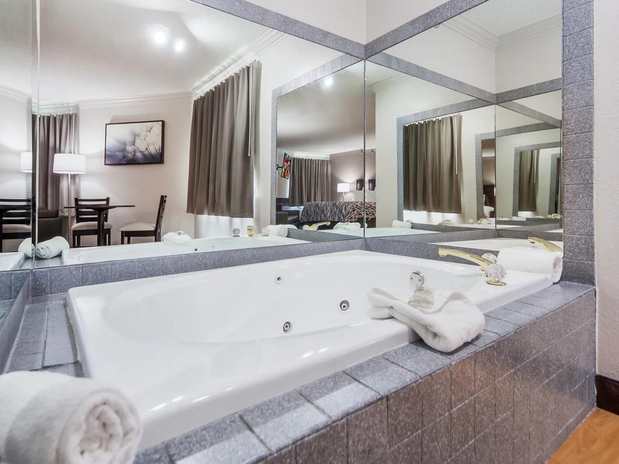 329-Suite-King-Jetted-Tub (11.19.21)