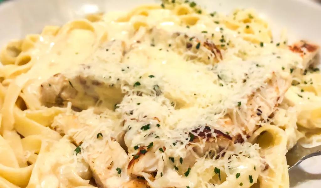 Pasta dish with chicken and sauce